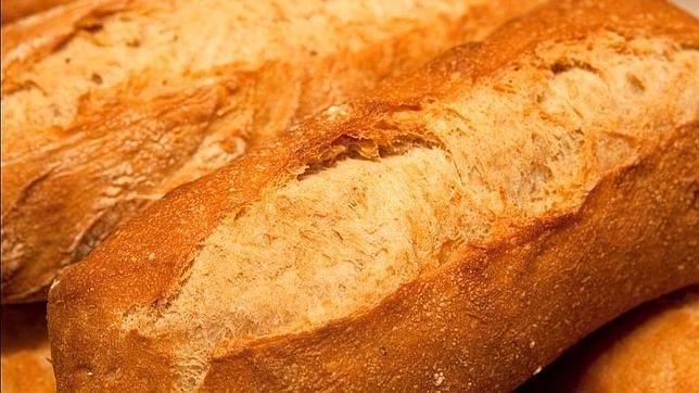 Se recomienda comer seis raciones de hidratos de carbono al día. El pan en cada comida ayuda a cumplirlo